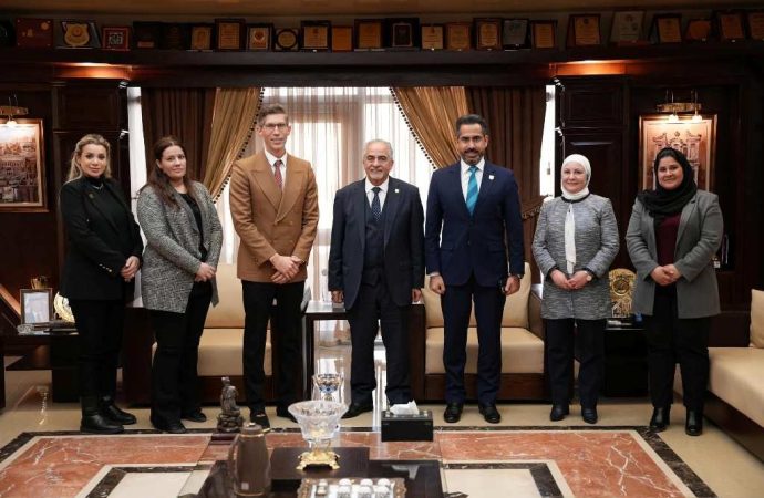 بحث التعاون بين جامعة عمان الأهلية وجامعة UCLA الأمريكية