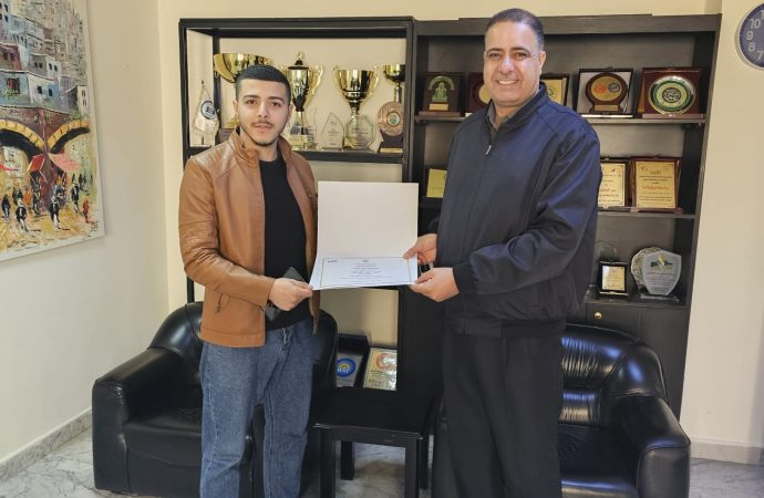 جامعة فيلادلفيا تكرم الطالب السيد أحمد عبده لمشاركته في مسابقة مقرىء الطلبة الوافدين