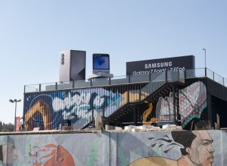 سامسونج إلكترونيكس المشرق العربي تحتفي بالتقنية والإبداع في هاتفي Galaxy Z Fold6 وGalaxy Z Flip6 مع عمل تحفة إعلانية خارجية مميزة بالتعاون مع الفنان يزن مسمار