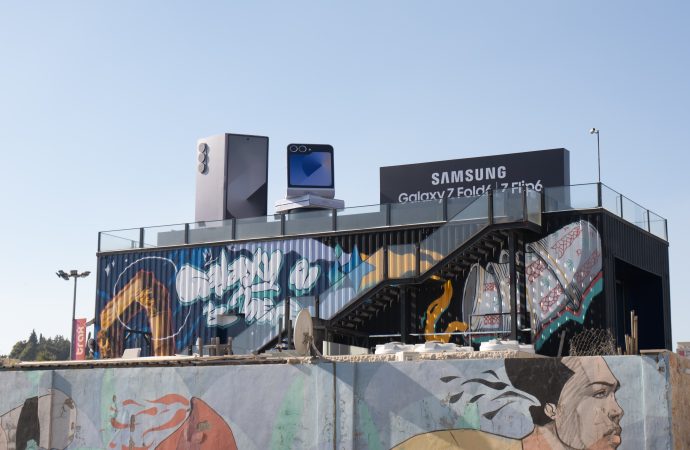 سامسونج إلكترونيكس المشرق العربي تحتفي بالتقنية والإبداع في هاتفي Galaxy Z Fold6 وGalaxy Z Flip6 مع عمل تحفة إعلانية خارجية مميزة بالتعاون مع الفنان يزن مسمار