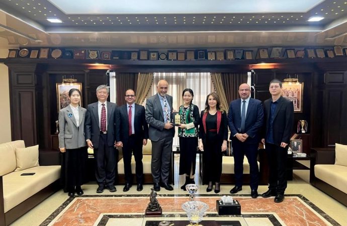 عمان الأهلية تستضيف وفداً صينياً لتعزيز التعاون المهني والثقافي