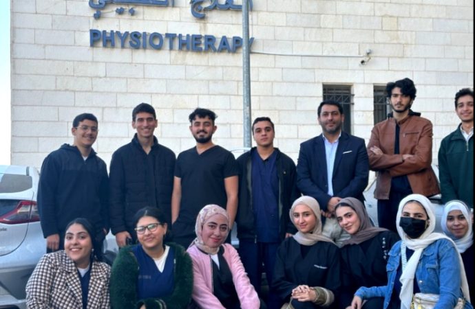 طلبة قسم العلاج الطبيعي في عمان الأهلية يزورون مستشفى الحسين بالسلط