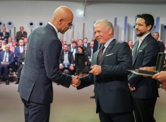 الملك ينعم على شركة زين بميدالية اليوبيل الفضي