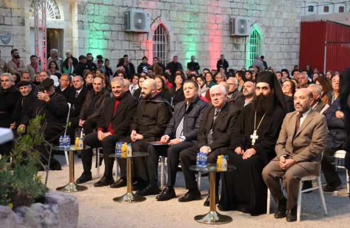 شجرة عيد الميلاد المجيد تُضاء في كنيسة اللاتين احتفالاً بالأعياد
