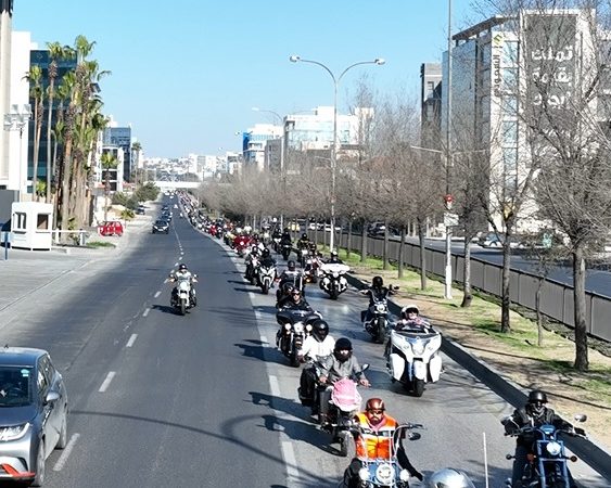 بالصور – زين تحتفل بالذكرى 63 لميلاد جلالة الملك بمسيرة دراجات ضخمة