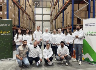 موظفو البنك الأردني الكويتي يشاركون في حملة تعبئة الطرود الغذائية مع تكية أم علي لدعم الأسر العفيفة خلال شهر رمضان