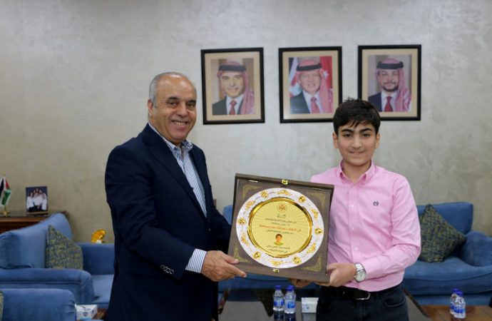 التربية تكرم الطالب السعافنة من مدارس الجامعة الأولى على بحثه العلمي الدولي في فيزياء الجزيئات