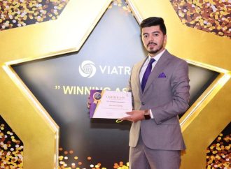 خريج صيدلة عمان الأهلية يحرز لقب أفضل إنجاز لعام 2024 في Viatris  العالمية