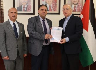 د. مهند حجازي يتسلّم دراسة من “عمّان الأهلية” حول تجريم الفساد في القطاع الخاص