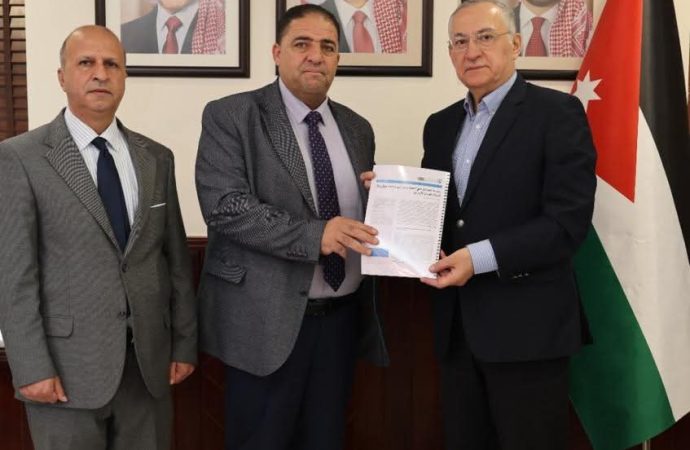 د. مهند حجازي يتسلّم دراسة من “عمّان الأهلية” حول تجريم الفساد في القطاع الخاص