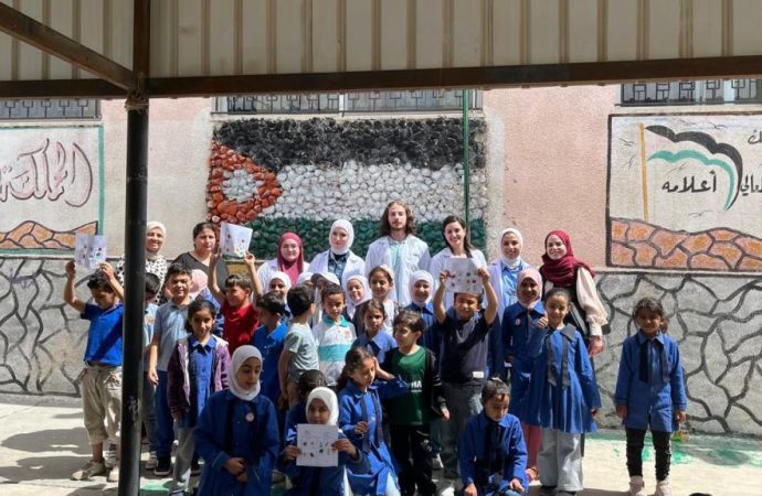 عمان الاهلية تنظم نشاطاً توعوياً بمدرسة البشيري بالسلط حول صحة الفم والاسنان