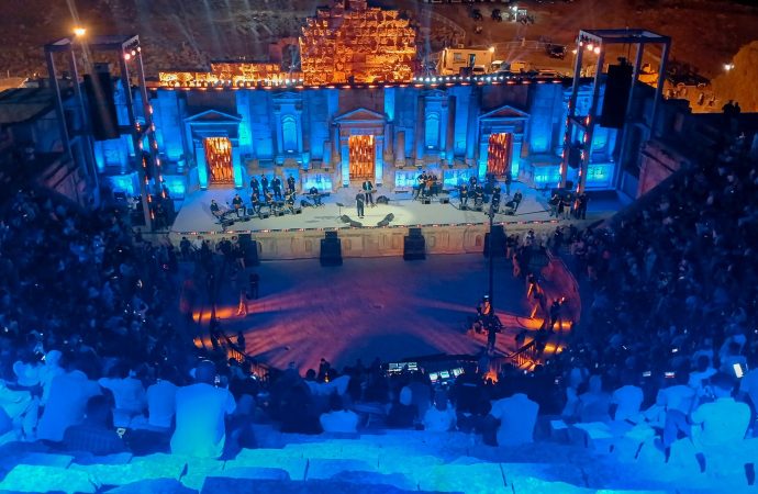 ناصيف زيتون يخطف الأضواء في مهرجان جرش بحضور جماهيري كبير
