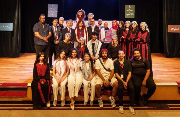 بالصور .. عمان الأهلية تحصد ثلاث جوائز بمهرجان المسرح الدولي بالإسكندرية عن عملها المسرحي “يافا والباب الأزرق”
