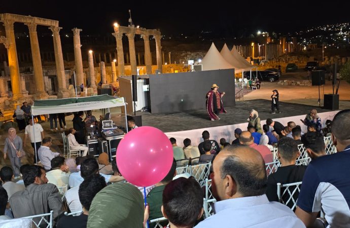 عروض مسرحية على مسرح الصوت والضوء في مهرجان جرش