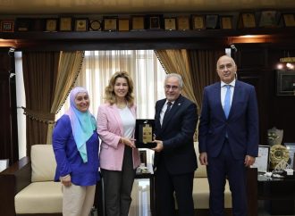 عمان الأهلية تستقبل نقيب أطباء الأسنان