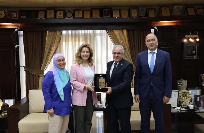 عمان الأهلية تستقبل نقيب أطباء الأسنان