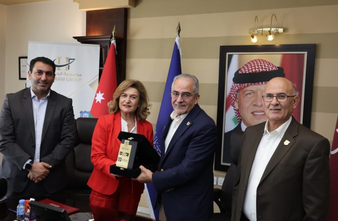 اتفاقية تعاون  بين عمان الأهلية وجمعية الحسين للتدريب والدمج الشامل