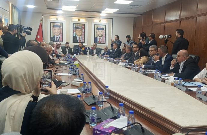 العمل النيابية تناقش انتشار الكلاب الضالة وأبو رمان يقترح 5000 دينار تعويضا عن الإصابات