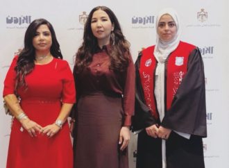 تكريم طالبتين وافدتين من عمان الأهلية في حفل الأوائل بوزارة التعليم العالي