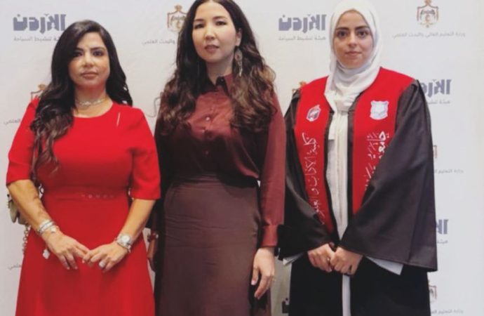 تكريم طالبتين وافدتين من عمان الأهلية في حفل الأوائل بوزارة التعليم العالي