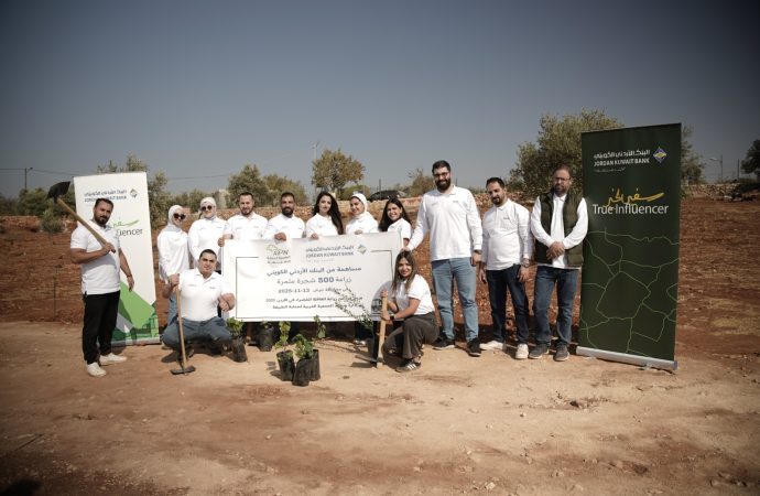 موظفو البنك الأردني الكويتي يشاركون في مبادرة القافلة الخضراء لزراعة الأشجار في محافظة جرش
