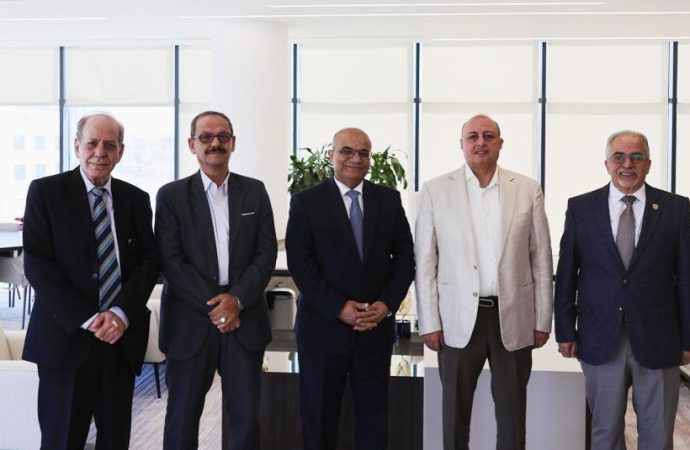 نقيب الصحفيين ونائبه في ضيافة عمان الاهلية