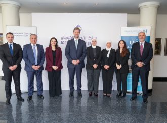 البنك الأردني الكويتي يوقّع اتفاقية تعاون مع مؤسسة الحسين للسرطان لتسويق برنامج “تأمين رعاية”