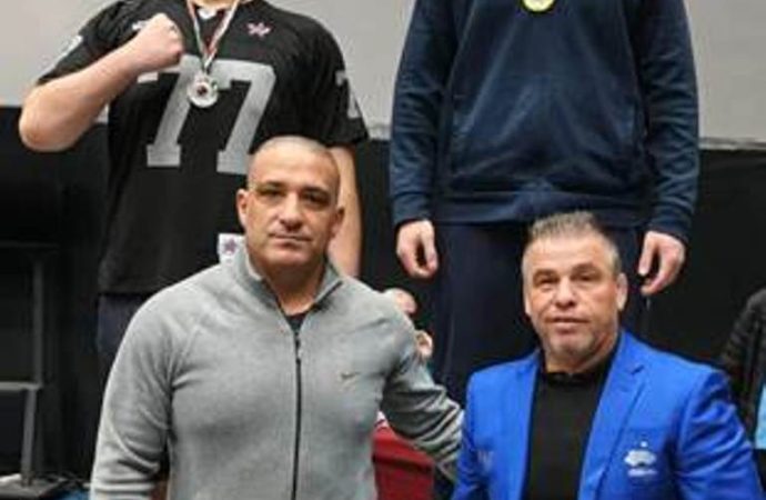 طالب عمان الاهلية أصيل نوفل يفوز بالميدالية الفضية ببطولة المملكة للمصارعة الحرة