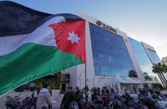 مسيرة ضخمة انطلقت من الشركة وجابت شوارع عمّان..  زين تحتفي بالعيد الرابع والستين لميلاد جلالة الملك
