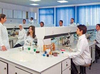 “صيدلة “عمان الأهلية تحجز مقعدها ضمن أفضل 10 مشاريع بمسابقة “انطلق” على مستوى الأردن