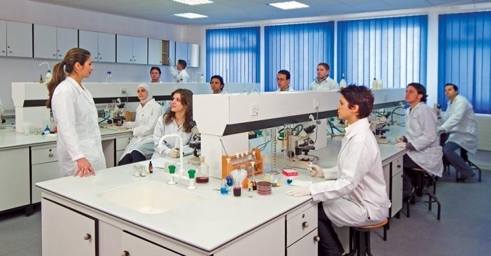 “صيدلة “عمان الأهلية تحجز مقعدها ضمن أفضل 10 مشاريع بمسابقة “انطلق” على مستوى الأردن