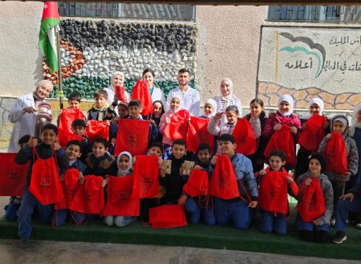 طب الأسنان في عمّان الأهلية تنظم بمدرسة البشيري الأساسية نشاطاً توعوياً بصحة الفم