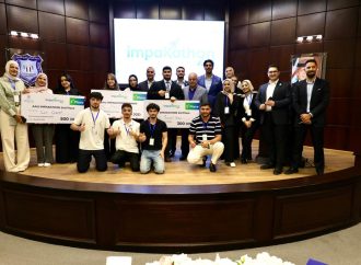 رئيس عمّان الأهلية يكرّم الفائزين في هاكاثون الريادة والابتكار 2026