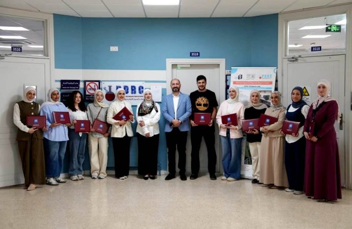 دورة تدريبية بزراعة الخلايا والأنسجة في مركز البحوث الدوائية والتشخيصية في عمّان الأهلية